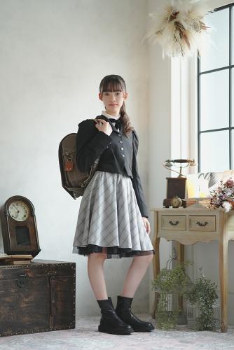 リボン付きテーラージャケット×チェックフレアスカート